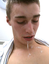 Young guys enjoyng the gkiry that is the ungloryhole